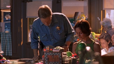 ROSWELL_-_E1X09_HEAT_WAVE_051.jpg