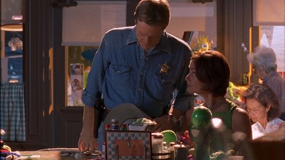 ROSWELL_-_E1X09_HEAT_WAVE_053.jpg