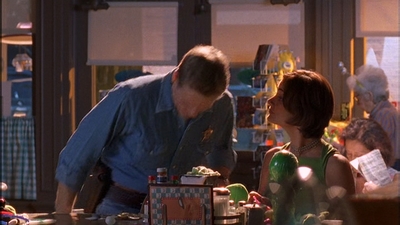 ROSWELL_-_E1X09_HEAT_WAVE_055.jpg
