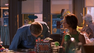 ROSWELL_-_E1X09_HEAT_WAVE_056.jpg