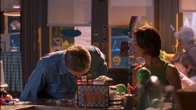 ROSWELL_-_E1X09_HEAT_WAVE_057.jpg