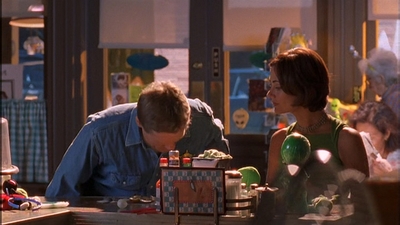 ROSWELL_-_E1X09_HEAT_WAVE_058.jpg