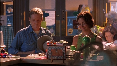ROSWELL_-_E1X09_HEAT_WAVE_061.jpg