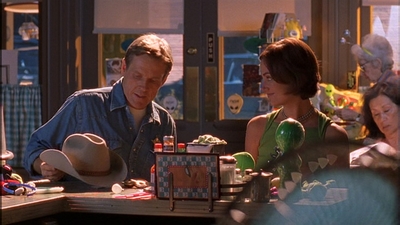 ROSWELL_-_E1X09_HEAT_WAVE_065.jpg