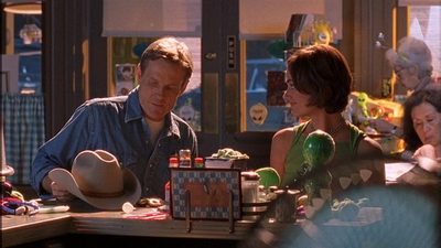 ROSWELL_-_E1X09_HEAT_WAVE_066.jpg