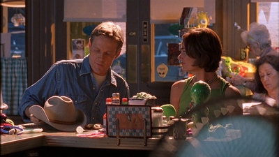 ROSWELL_-_E1X09_HEAT_WAVE_068.jpg