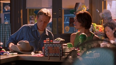 ROSWELL_-_E1X09_HEAT_WAVE_070.jpg