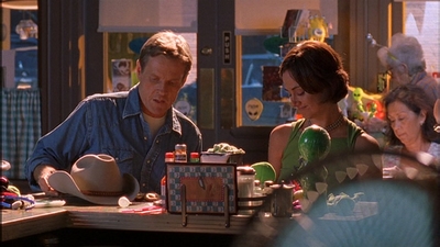 ROSWELL_-_E1X09_HEAT_WAVE_071.jpg