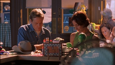 ROSWELL_-_E1X09_HEAT_WAVE_074.jpg