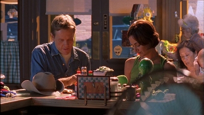 ROSWELL_-_E1X09_HEAT_WAVE_075.jpg