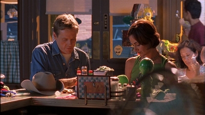 ROSWELL_-_E1X09_HEAT_WAVE_077.jpg