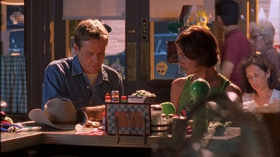ROSWELL_-_E1X09_HEAT_WAVE_078.jpg