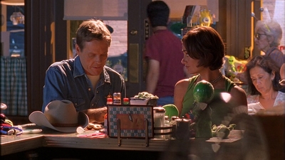 ROSWELL_-_E1X09_HEAT_WAVE_080.jpg