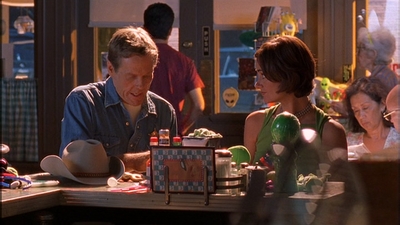 ROSWELL_-_E1X09_HEAT_WAVE_082.jpg