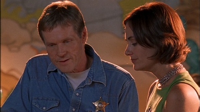 ROSWELL_-_E1X09_HEAT_WAVE_088.jpg