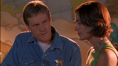 ROSWELL_-_E1X09_HEAT_WAVE_090.jpg