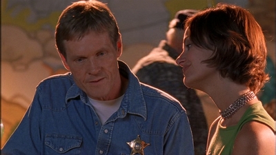 ROSWELL_-_E1X09_HEAT_WAVE_096.jpg