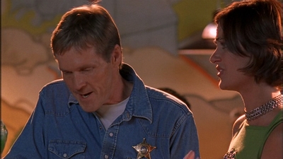 ROSWELL_-_E1X09_HEAT_WAVE_107.jpg