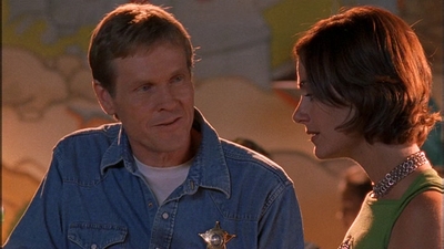 ROSWELL_-_E1X09_HEAT_WAVE_120.jpg