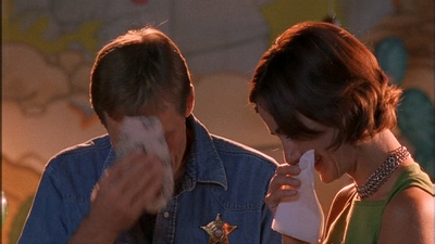 ROSWELL_-_E1X09_HEAT_WAVE_172.jpg