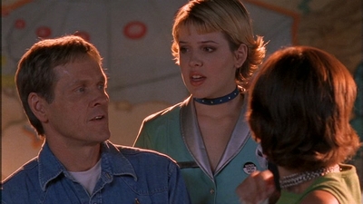 ROSWELL_-_E1X09_HEAT_WAVE_186.jpg