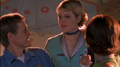 ROSWELL_-_E1X09_HEAT_WAVE_190.jpg
