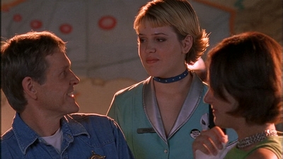 ROSWELL_-_E1X09_HEAT_WAVE_192.jpg