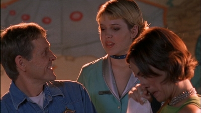 ROSWELL_-_E1X09_HEAT_WAVE_195.jpg