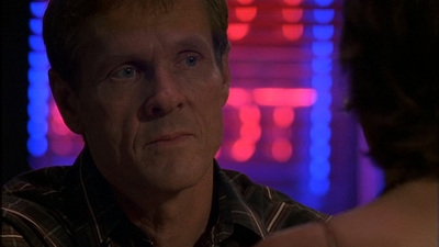ROSWELL_-_E1X09_HEAT_WAVE_290.jpg