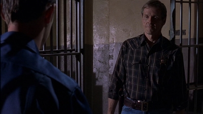 ROSWELL_-_E1X09_HEAT_WAVE_359.jpg