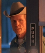 ROSWELL_-_E1X09_HEAT_WAVE_004.jpg