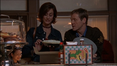 ROSWELL_-_E1X15_INDEPENDENCE_DAY_075.jpg