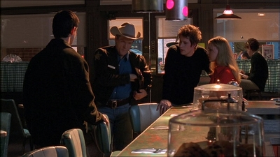ROSWELL_-_E1X18_TESS_LIES_AND_VIDEOTAPE_440.jpg