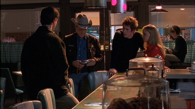 ROSWELL_-_E1X18_TESS_LIES_AND_VIDEOTAPE_448.jpg