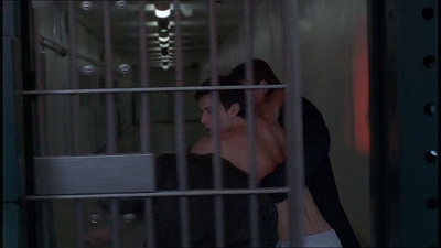 ROSWELL_-_E1X21_THE_WHITE_ROOM_550.jpg