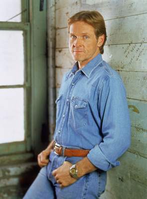 ROSWELL_-_SEASON_02_PROMOTIONAL_002.jpg