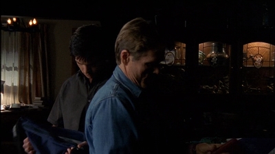 ROSWELL_-_E2X03_SURPRISE_085.jpg