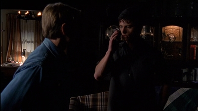 ROSWELL_-_E2X03_SURPRISE_380.jpg