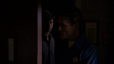 ROSWELL_-_E2X03_SURPRISE_455.jpg