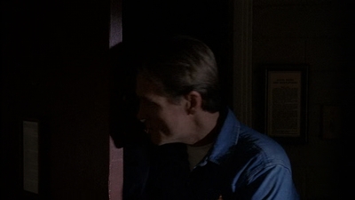 ROSWELL_-_E2X03_SURPRISE_460.jpg