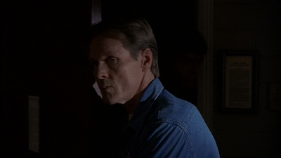 ROSWELL_-_E2X03_SURPRISE_470.jpg