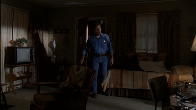 ROSWELL_-_E2X03_SURPRISE_480.jpg