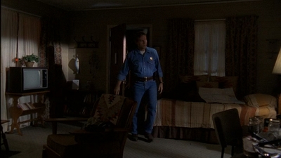 ROSWELL_-_E2X03_SURPRISE_482.jpg
