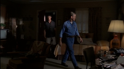 ROSWELL_-_E2X03_SURPRISE_490.jpg