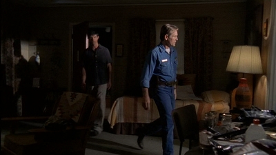 ROSWELL_-_E2X03_SURPRISE_493.jpg