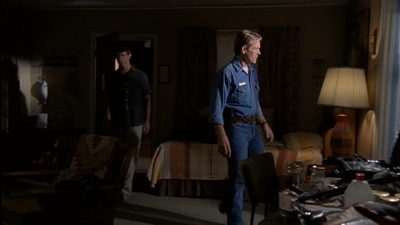 ROSWELL_-_E2X03_SURPRISE_495.jpg