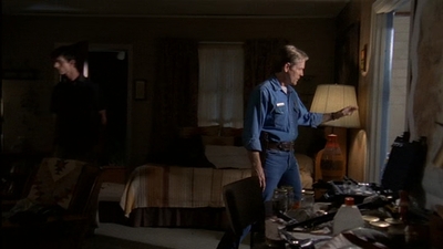 ROSWELL_-_E2X03_SURPRISE_499.jpg