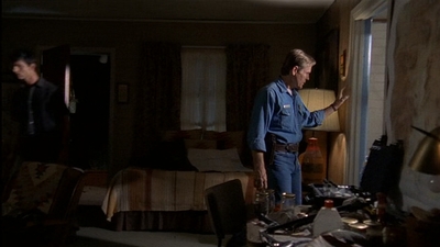 ROSWELL_-_E2X03_SURPRISE_502.jpg