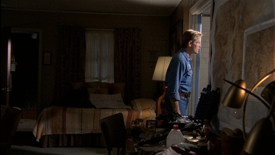 ROSWELL_-_E2X03_SURPRISE_525.jpg