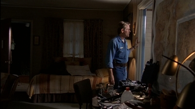 ROSWELL_-_E2X03_SURPRISE_533.jpg